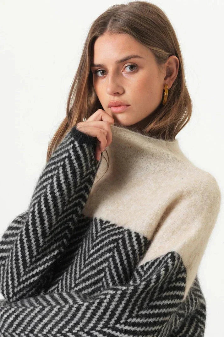 Eva Herringbone Knit Sweater - Two-Tone Stand Collar Sweater - photo 6